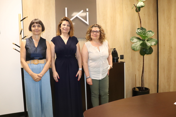 Elvira Arcos (centro) socia y presidenta de Key Iberboard