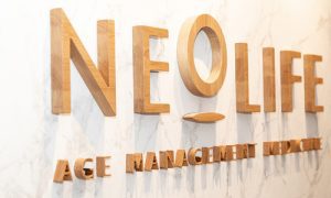 Logo Neolife en la pared de una clínica