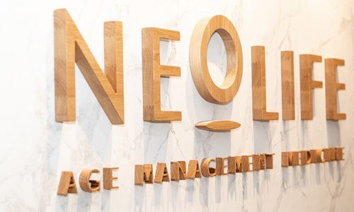 Logo Neolife en la pared de una clínica
