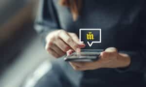 Mecánica consultando un teléfono móvil