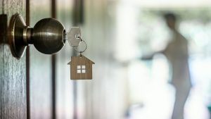 El negocio de recuperar las casas okupadas