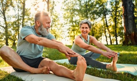 mercado para seniors. dos mayores haciendo deporte