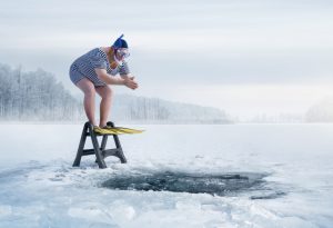 STARTUPS DE NICHO. Un hombre salta a un agujero de hielo