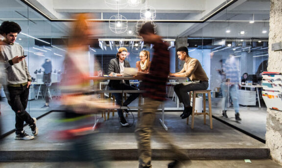 Startups de tecnologia grupo de jovenes freelancers