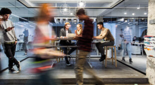 Startups de tecnologia grupo de jovenes freelancers