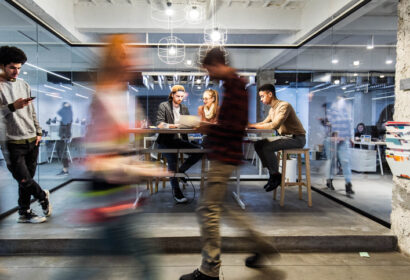Startups de tecnologia grupo de jovenes freelancers