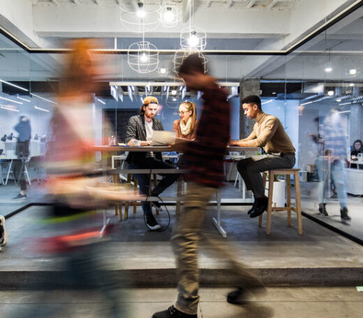 Startups de tecnologia grupo de jovenes freelancers