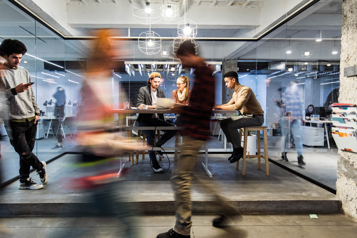 Startups de tecnologia grupo de jovenes freelancers