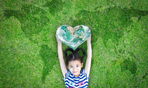 startups sostenibles. una niña sujeta un corazón del planeta