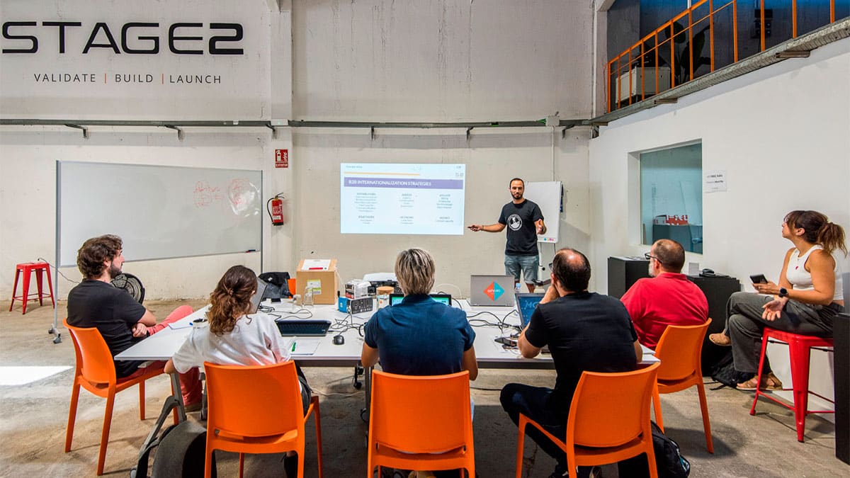 Stage2 aceleradora Barcelona startups industriales