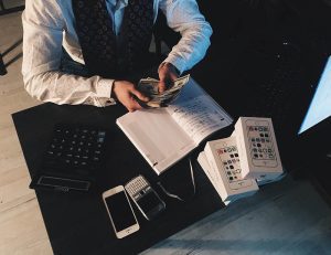 A qué empleado debes subir el sueldo