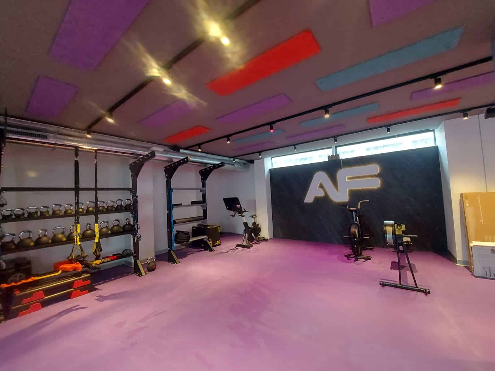 Interior de club Anytime Fitness