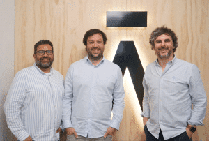 Juan Carlos Morales (izquierda), Franz Palleres y Gabriel Espín, fundadores de Aticco, que acaba de cerrar una ronda de financiación de 10 millones de euros