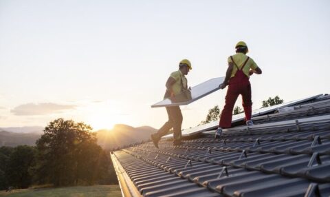 Trabajadores autónomos colocando paneles solares