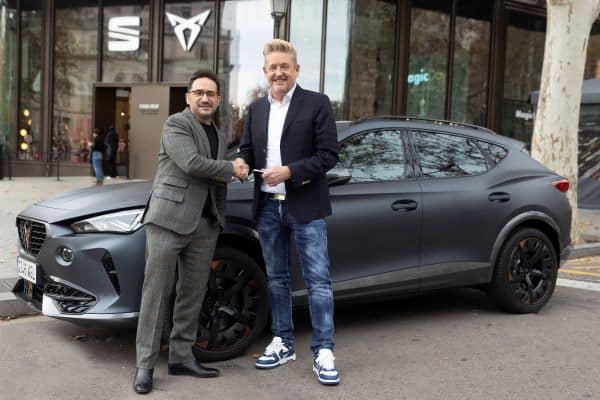 Griffths entrega un CUPRA Formentor a Bayona