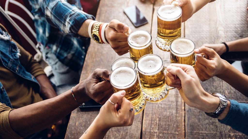 Las cerveceras de toda la vida se disfrazan de artesanas para vender más
