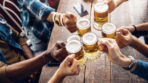 Las cerveceras de toda la vida se disfrazan de artesanas para vender más