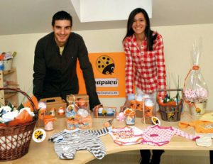 Ropa de bebé presentada como flores, piruletas o helados