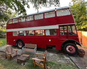 ¿Cómo ganar dinero convirtiendo un autobús en vivienda?