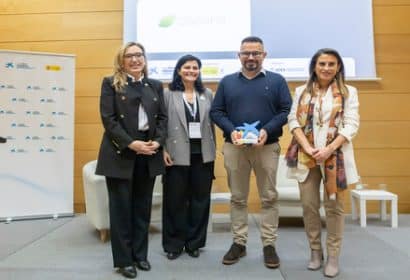 León Arnedo, CEO de Cesens Technologies, posa con el premio tras la entrega.