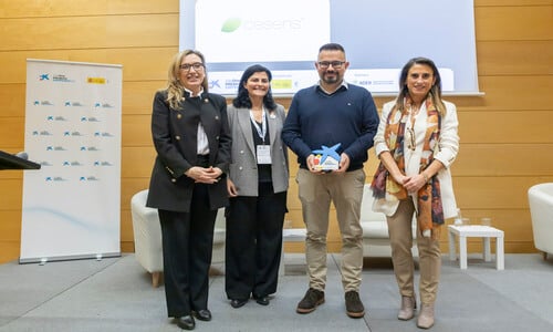 León Arnedo, CEO de Cesens Technologies, posa con el premio tras la entrega.