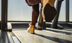 Atleta en una cinta de correr