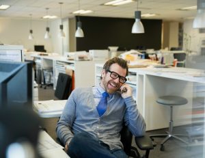 Cómo debes comportarte con ese cliente que va de gracioso