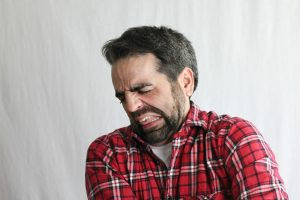 Cómo tratar con un compañero de trabajo que te cae mal