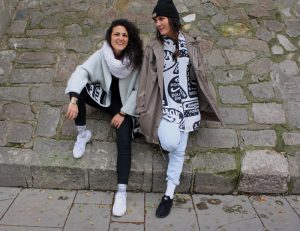 Con calcetines en la pasarela