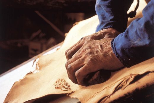 Los artesanos se aferran al lujo para sobrevivir
