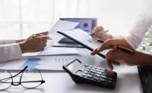 unas manos teclean una calculadora