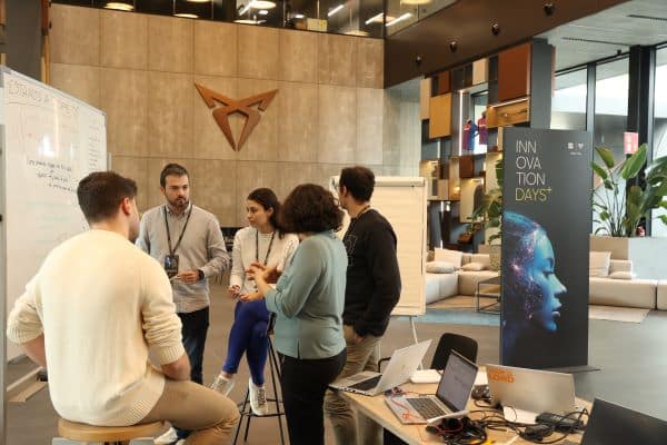 Trabajadores SEAT colaborando en los innovation days