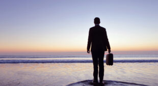 CEO que no logra desconectar ni de vacaciones en la playa