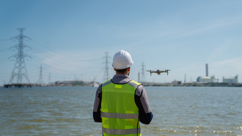 profesional volando un dron