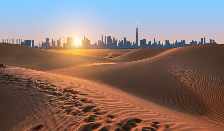 La ciudad emirato de Dubái en el desierto