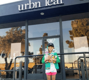 Elige bien tu ubicación: Una niña vende 300 cajas de galletas en 6 horas a la puerta de un dispensario de marihuana legal