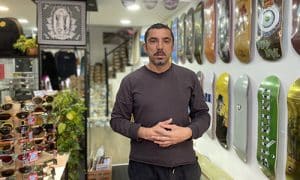 El emprendedor Esteban Velarde en su tienda Paradis Skate