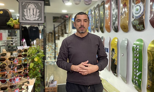 El emprendedor Esteban Velarde en su tienda Paradis Skate