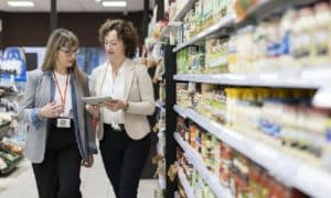 Dos trabajadoras en el interior de un supermercado eroski