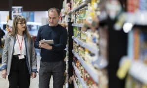 Trabajadores dentro de un supermercado Eroski