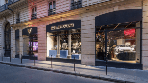 Escaparate del CUPRA City GArage París