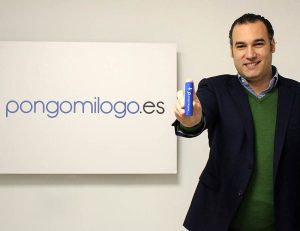 Este hombre pone tu logo en el lugar que tú quieras