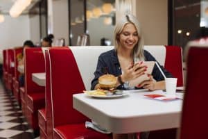 Chica sonriente en una hamburguesería