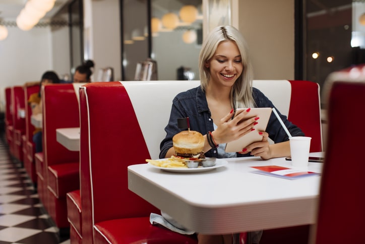 Chica sonriente en una hamburguesería