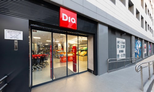 Fachada de un supermercado Dia