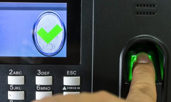 Multa de la AEPD por sistemas de control de acceso y de horario mediante huella dactilar