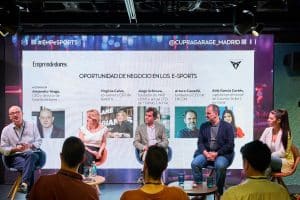 Vista general de la mesa redonda de eSports en CUPRA City Garage