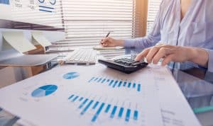una persona calcula operaciones