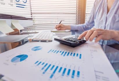 una persona calcula operaciones