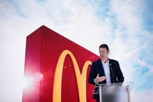 El CEO de McDonald's sufre las consecuencias de no haberse leído la política de empresa